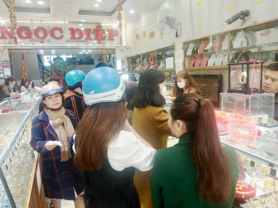 Sợ dịch Corona, các tiệm vàng trên cả nước vắng lặng trong ngày vía Thần Tài - 7 Sợ dịch Corona, các tiệm vàng trên cả nước vắng lặng trong ngày vía Thần Tài - 7
