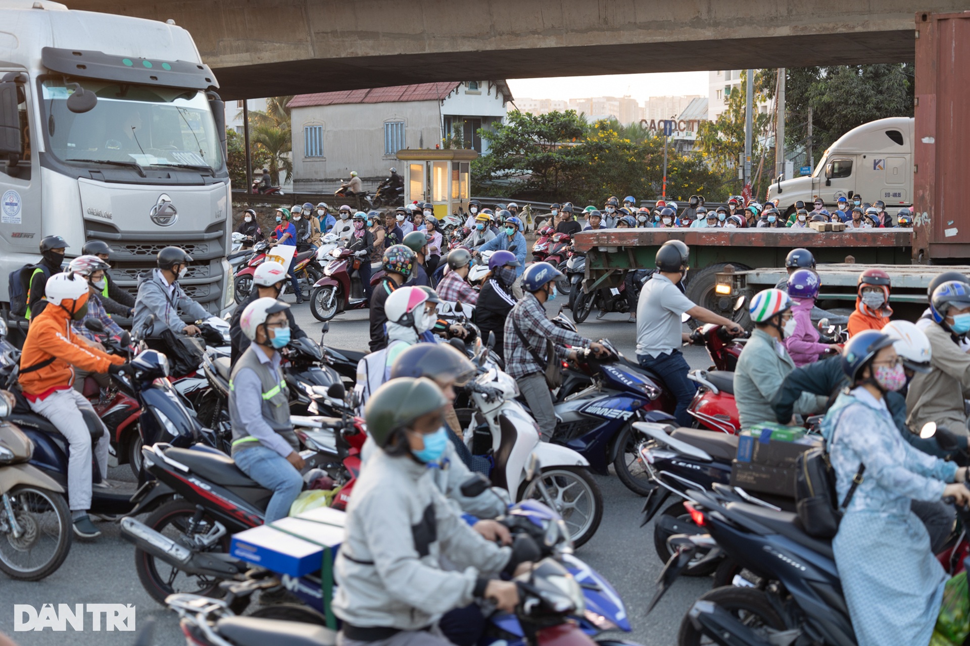 Tài xế than trời vì kẹt xe như cơm bữa ở cửa ngõ phía Đông TPHCM - 11 Tài xế than trời vì kẹt xe như cơm bữa ở cửa ngõ phía Đông TPHCM - 11