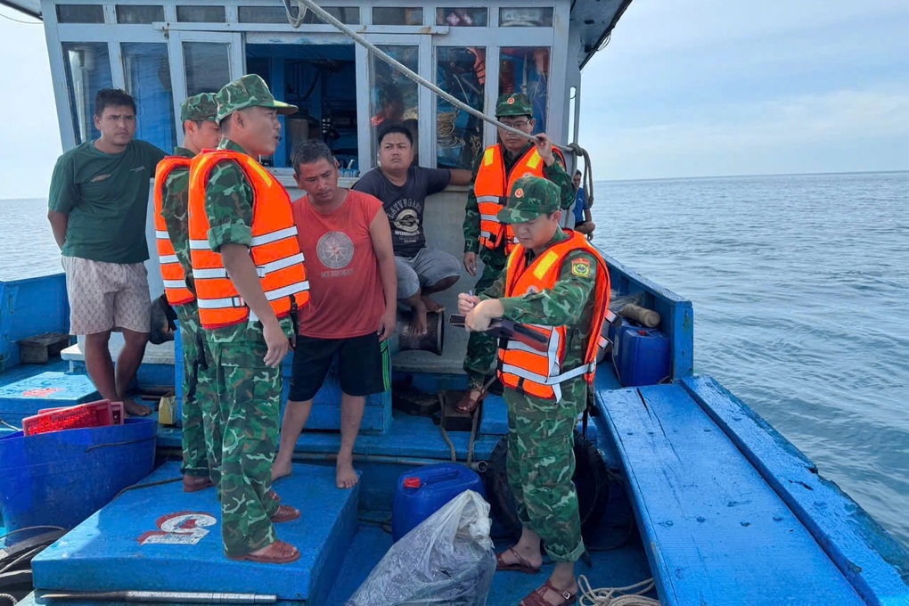 Tàu cá chở 5 ngư dân bị chìm do va vào đá ngầm - 2 Tàu cá chở 5 ngư dân bị chìm do va vào đá ngầm - 2