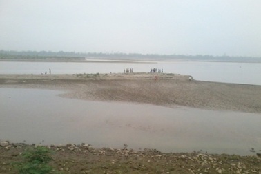 Chơi đùa ven sông Hồng, 3 học sinh bị cuốn mất tích