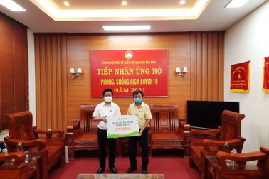 Vinasoy trao tặng 1 tỷ đồng ủng hộ Quỹ vaccine phòng Covid-19