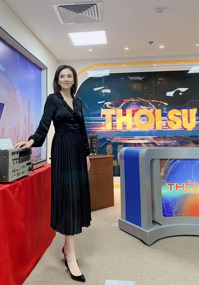 Nhìn MC Mai Ngọc là ra được khối ý tưởng diện lại đồ cũ mà vẫn ghi điểm mặc đẹp trong ngày giao mùa - Ảnh 6. Nhìn MC Mai Ngọc là ra được khối ý tưởng diện lại đồ cũ mà vẫn ghi điểm mặc đẹp trong ngày giao mùa - Ảnh 6.
