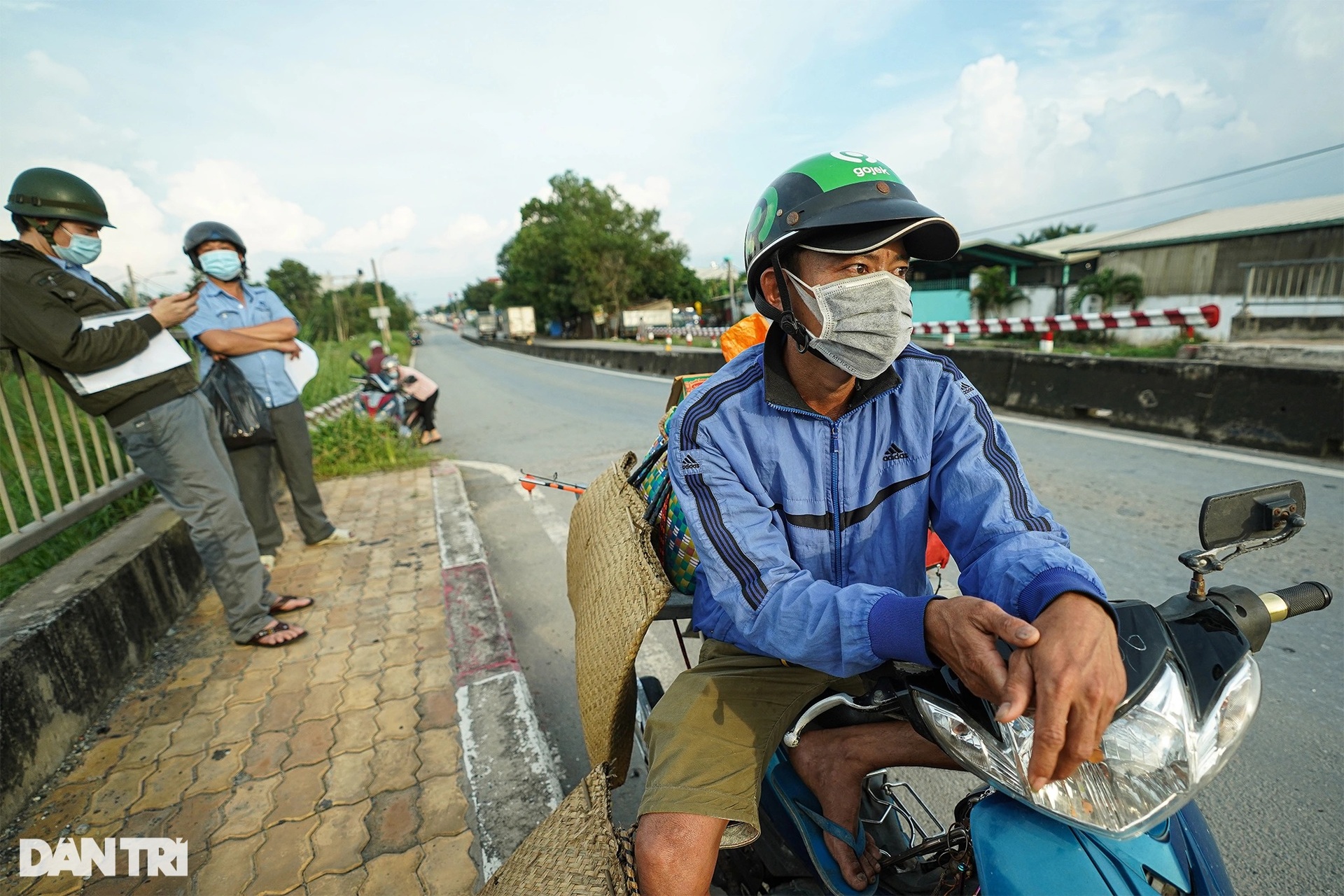 Hàng nghìn người từ TPHCM đổ về quê khiến cửa ngõ phía Tây ùn tắc kéo dài - 10 Hàng nghìn người từ TPHCM đổ về quê khiến cửa ngõ phía Tây ùn tắc kéo dài - 10