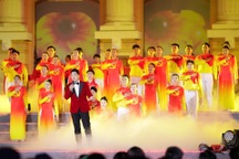 Chương trình nghệ thuật "95 năm - Ánh sáng soi đường" gây xúc động