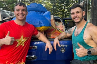 Rể Tây dầm mình trong nước lũ, cứu trợ bà con vùng ngập ở Thái Nguyên