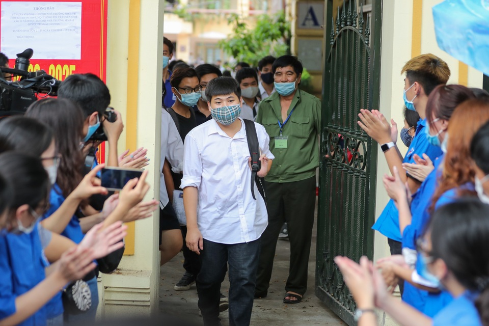 Xúc động tình cha mẹ dành cho các sĩ tử: Nâng niu từng khoảnh khắc! - 15 Xúc động tình cha mẹ dành cho các sĩ tử: Nâng niu từng khoảnh khắc! - 15