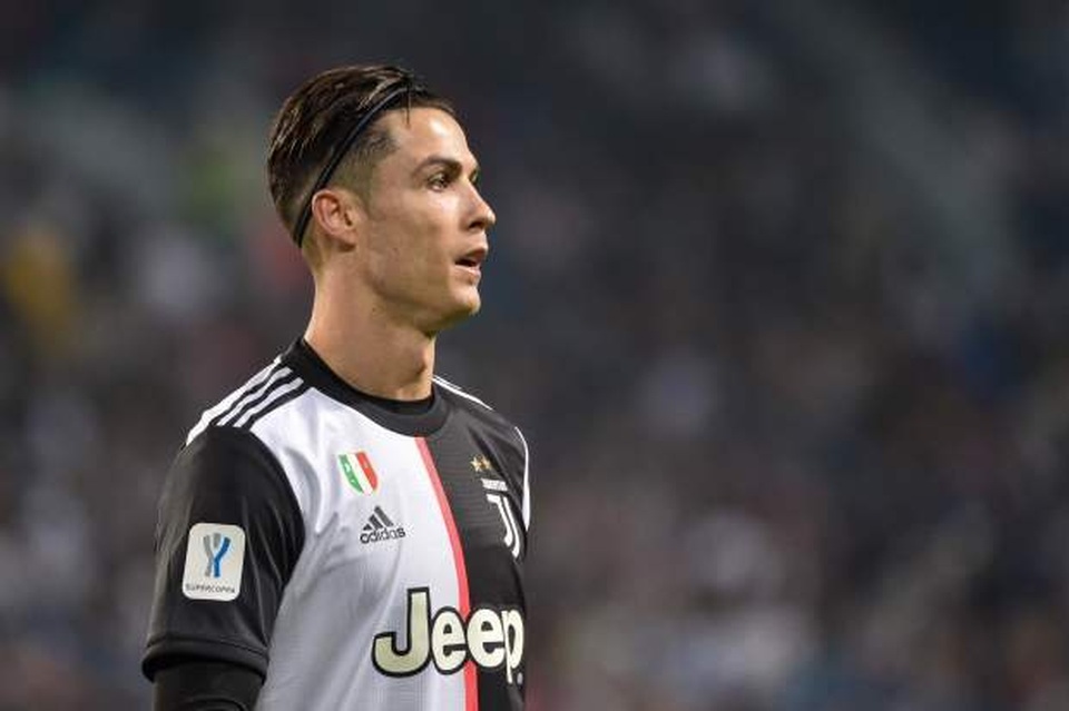 C.Ronaldo gây sốt với những kiểu đầu phá cách theo từng năm tháng - 12 C.Ronaldo gây sốt với những kiểu đầu phá cách theo từng năm tháng - 12