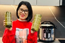 Mẹ đảm Hà Nội trổ tài nấu bánh chưng, bánh tét bằng nồi áp suất chỉ 80 phút