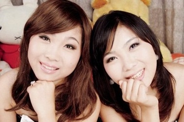 Chị em song sinh xinh đẹp hiến xác cho khoa học