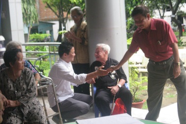 Thăm hỏi các nghệ sĩ neo đơn nhân ngày Sân khấu Việt Nam 