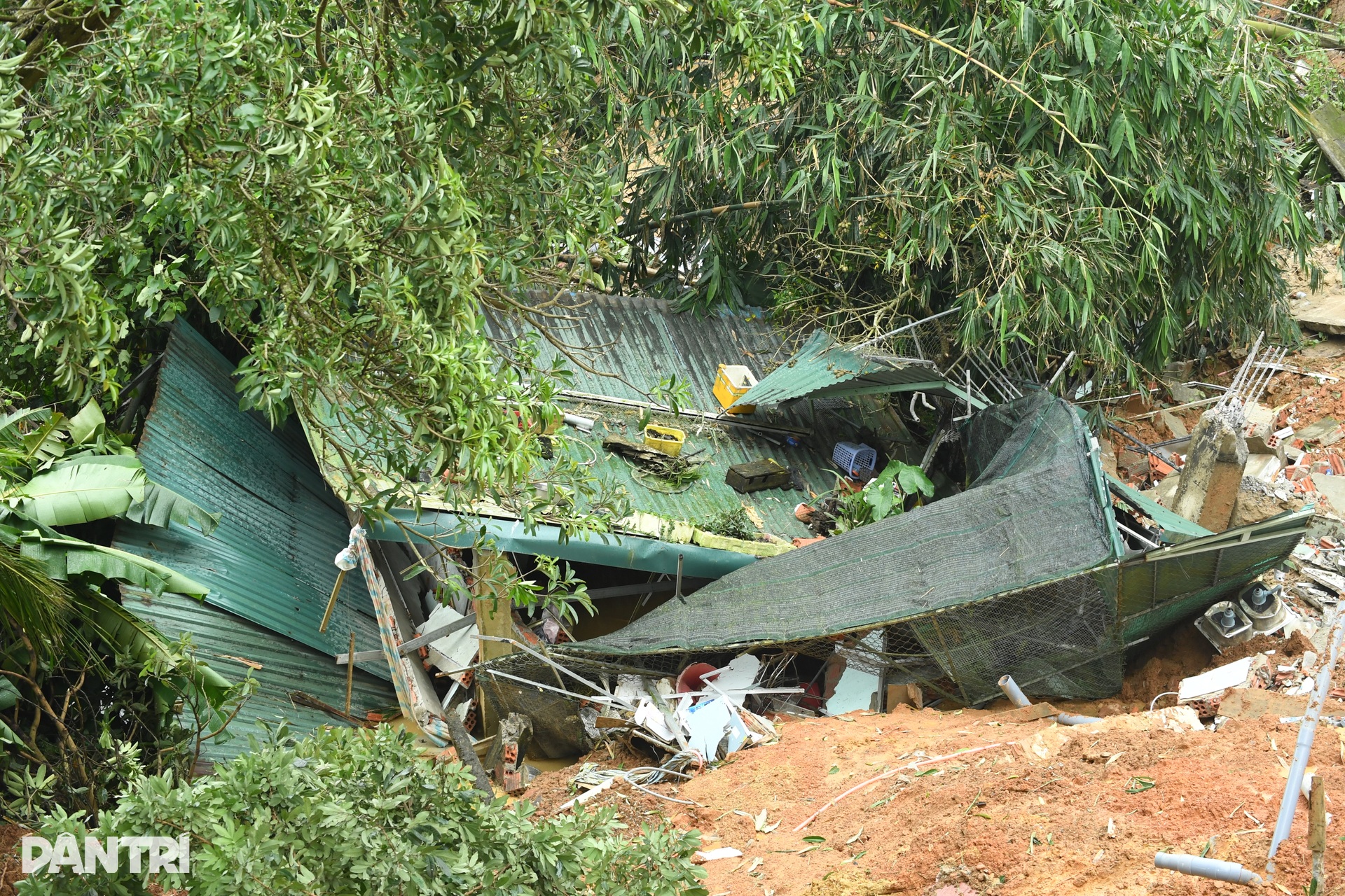 Sạt lở xé toạc nhà dân, đe dọa khách sạn, hàng chục người tháo chạy - 8