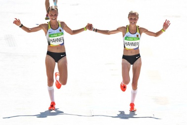 Chị em song sinh tay trong tay song hành trên đường đua marathon Olympic