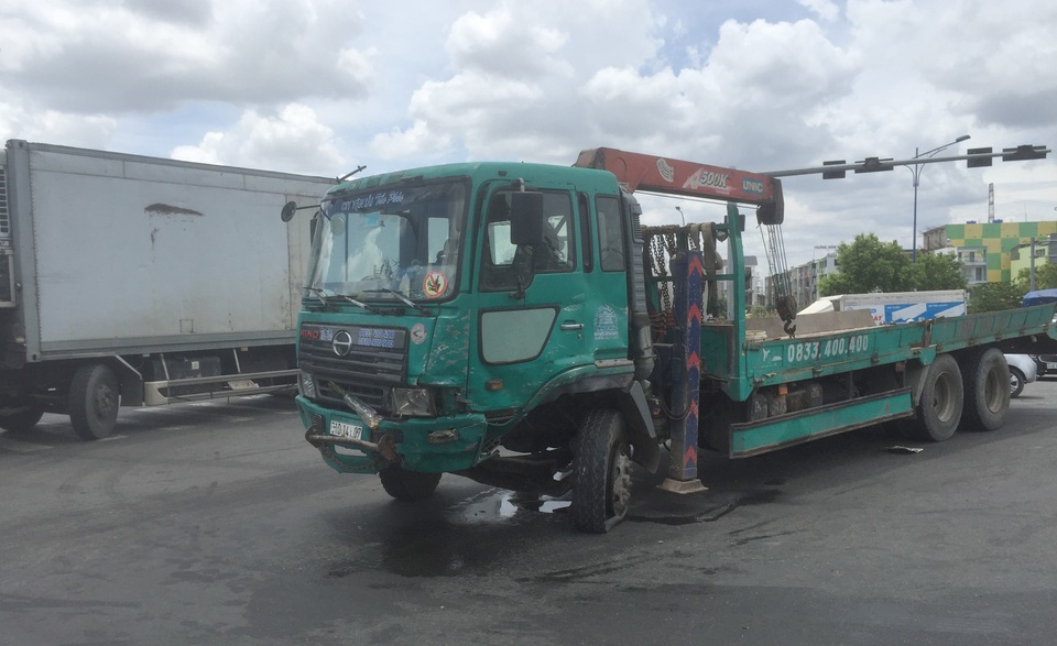 Xe tải cẩu tông nhiều phương tiện, 5 người bị thương - 1 Xe tải cẩu tông nhiều phương tiện, 5 người bị thương - 1