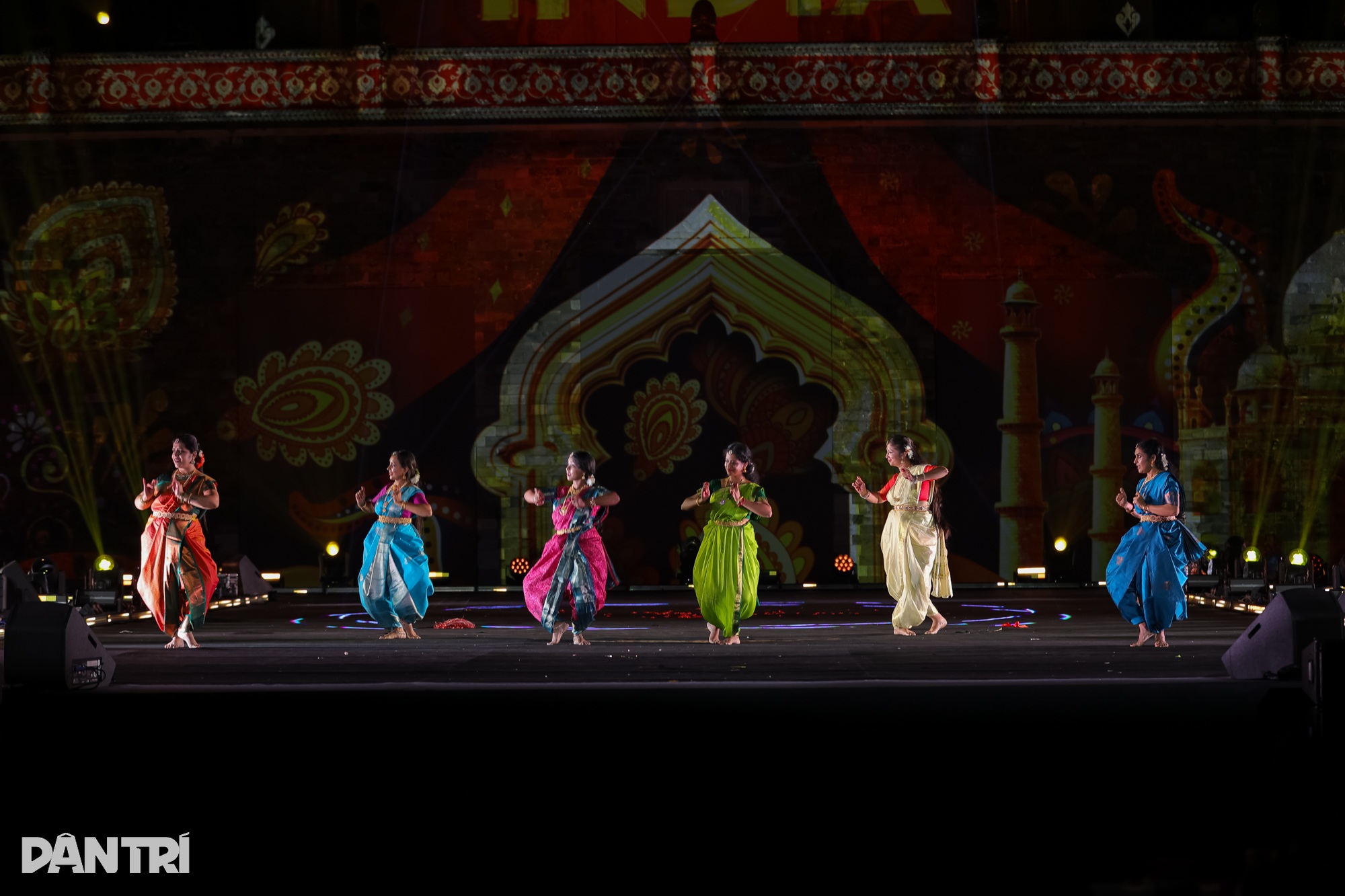 Phu nhân Tổng Bí thư tham gia khai mạc Lễ hội Văn hóa Thế giới tại Hà Nội - 16
