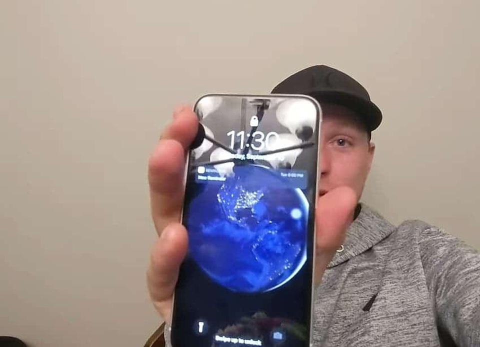 iPhone 11 sống khỏe sau 6 tháng chìm dưới đáy hồ - 2 iPhone 11 sống khỏe sau 6 tháng chìm dưới đáy hồ - 2