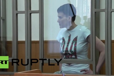 Nữ phi công Ukraine giơ “ngón tay thối” tại tòa án Nga