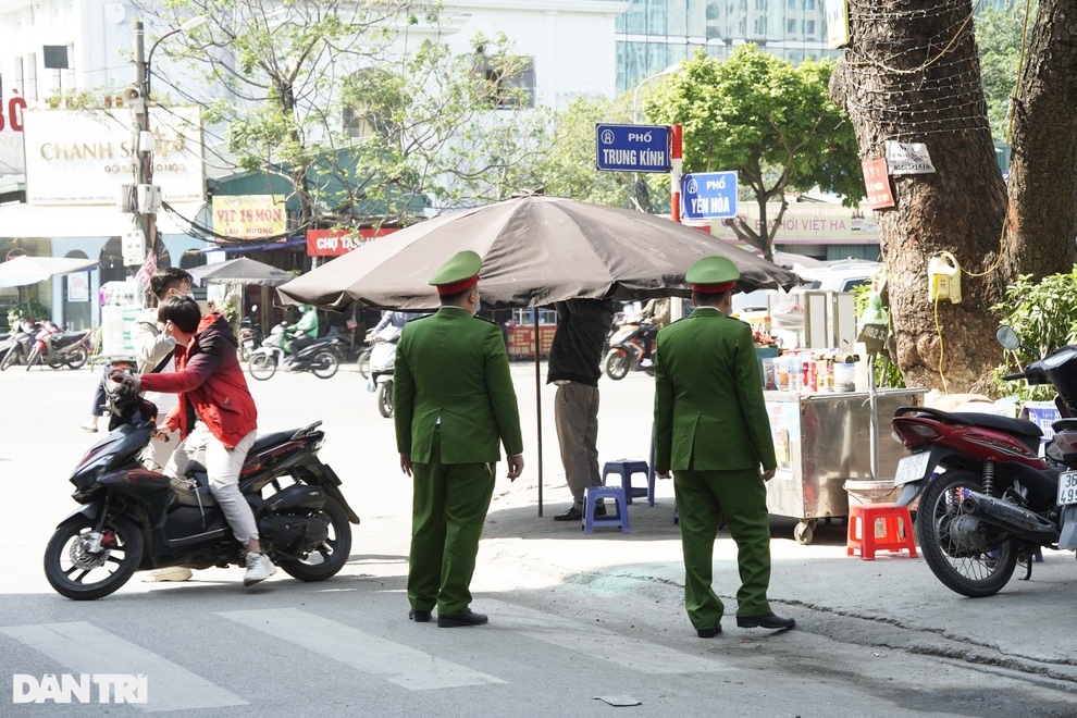 Theo chân công an Hà Nội nhắc nhở, xử lý hàng quán không đóng cửa trước 21h - 10 Theo chân công an Hà Nội nhắc nhở, xử lý hàng quán không đóng cửa trước 21h - 10