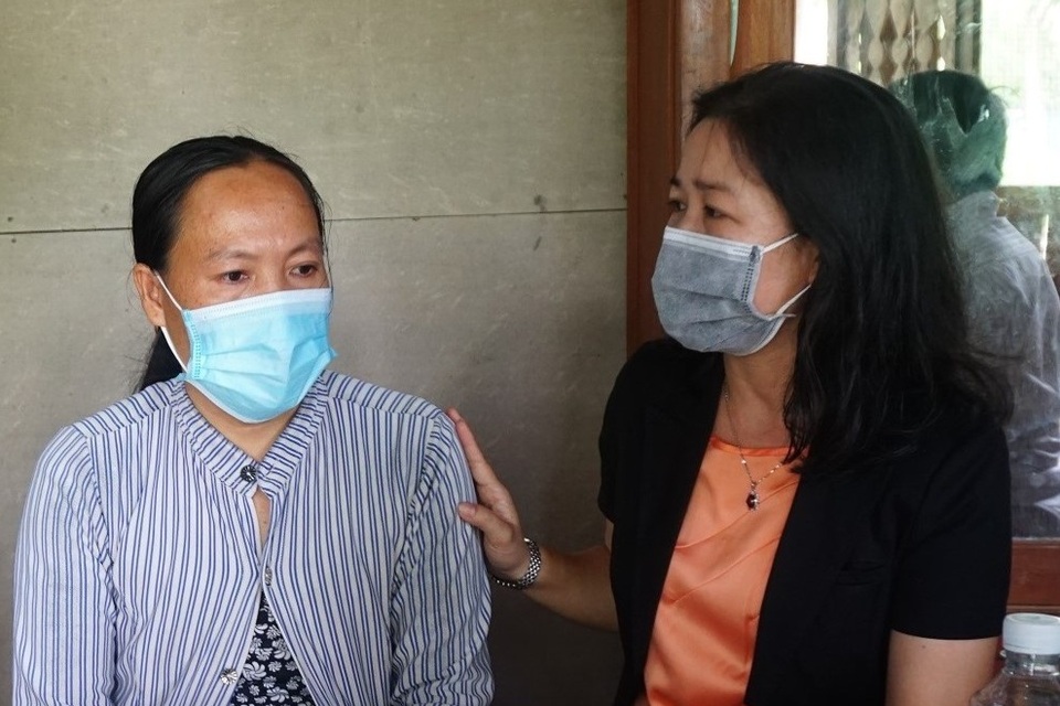 Bạn đọc Dân trí xây nhà tặng vợ chồng nghèo kiết, giúp con trai tới trường - 2