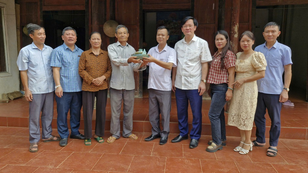 Phát hiện 2 trống đồng niên đại trên 2.500 năm trong lúc làm vườn - 3 Phát hiện 2 trống đồng niên đại trên 2.500 năm trong lúc làm vườn - 3