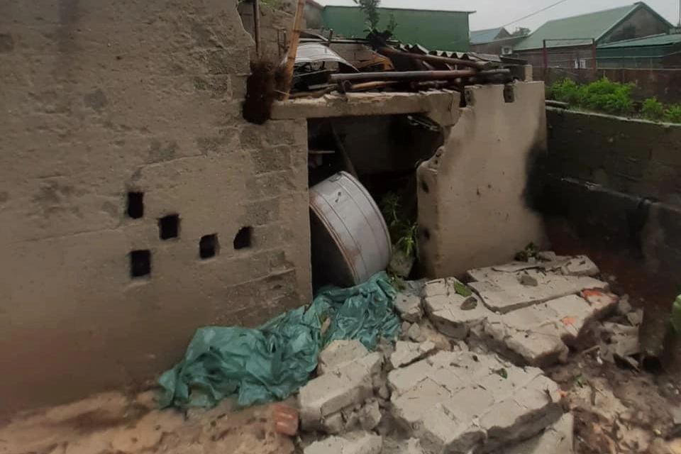 Lốc xoáy làm hư hỏng 17 căn nhà ở Hà Tĩnh - 1