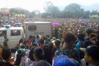 “Biển người” theo dõi vụ xét xử đối tượng hiếp dâm và sát hại em họ