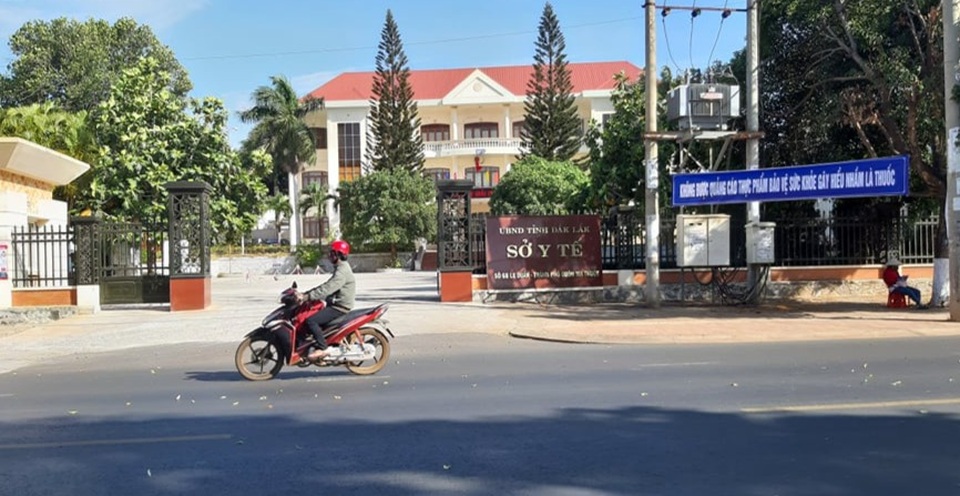 Khởi tố, khám xét nơi làm việc của một cán bộ Sở Y tế Đắk Lắk - 1 Khởi tố, khám xét nơi làm việc của một cán bộ Sở Y tế Đắk Lắk - 1