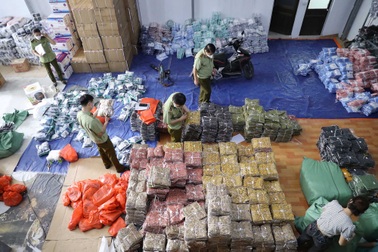 Đột kích loạt kho chuyên livestream, thu giữ 40 tấn hàng dấu hiệu vi phạm