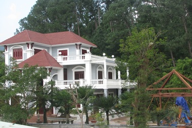 Buộc tháo dỡ hai biệt thự trái phép trên rừng Hải Vân