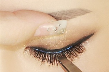Uốn lông mi: Làm đẹp hay làm hại mắt?