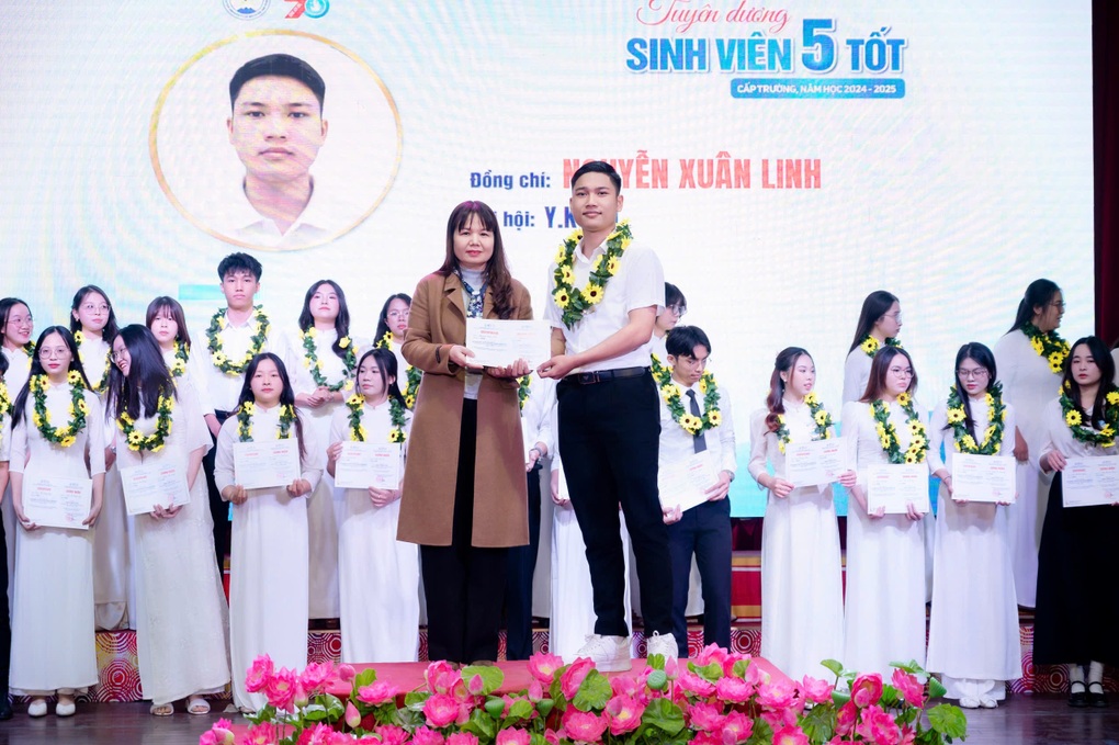Nghe tiếng kêu cứu ở thác, nam sinh viên y giành lại sự sống cho bé trai - 2