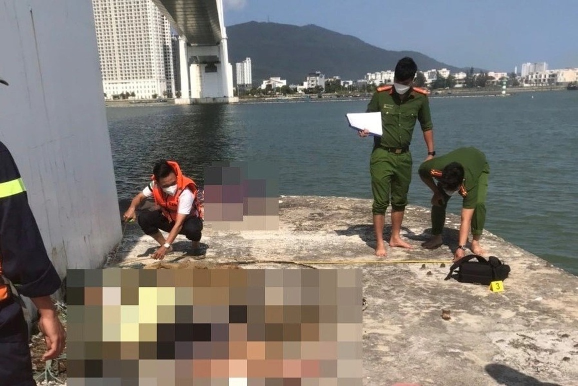 Tìm người phụ nữ nhảy cầu lại phát hiện thêm thi thể nam thanh niên - 1 Tìm người phụ nữ nhảy cầu lại phát hiện thêm thi thể nam thanh niên - 1