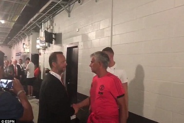 Mourinho bắt tay thân mật với sếp MU, xóa tan hiềm khích