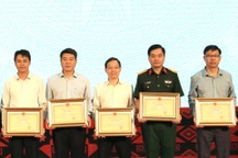 Báo Dân trí nhận bằng khen trong công tác xóa nhà tạm tại Cao Bằng