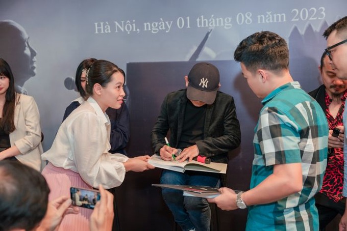 Nhạc sĩ Đức Trí ký tặng sách cho người hâm mộ