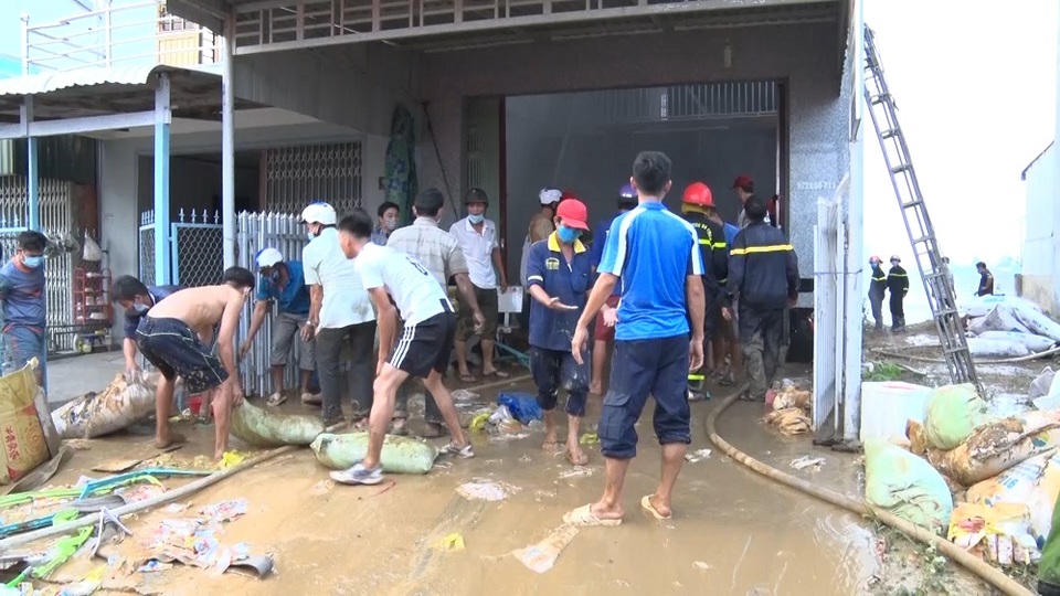 Nhiều người hoảng loạn bỏ chạy vì cháy cơ sở sản xuất nhang - 6