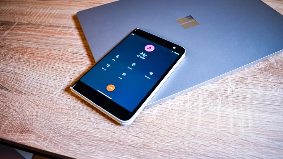 Chùm ảnh thực tế chiếc smartphone 2 màn hình Surface Duo của Microsoft - 10 Chùm ảnh thực tế chiếc smartphone 2 màn hình Surface Duo của Microsoft - 10