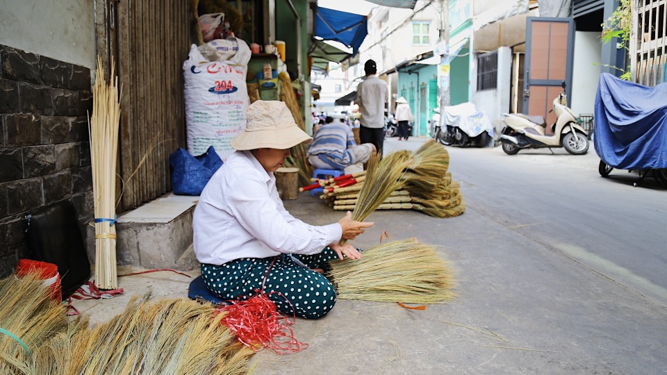 Nhộn nhịp xóm chổi đót ở Sài Gòn dịp cuối năm - 13 Nhộn nhịp xóm chổi đót ở Sài Gòn dịp cuối năm - 13