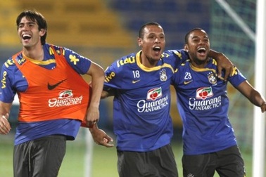 Phớt lờ Man City, Robinho du đấu cùng ĐT Brazil