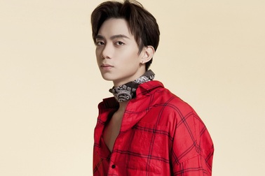 Isaac và Soobin Hoàng Sơn cháy hết mình cùng bóng đá trên sân Hàng Đẫy