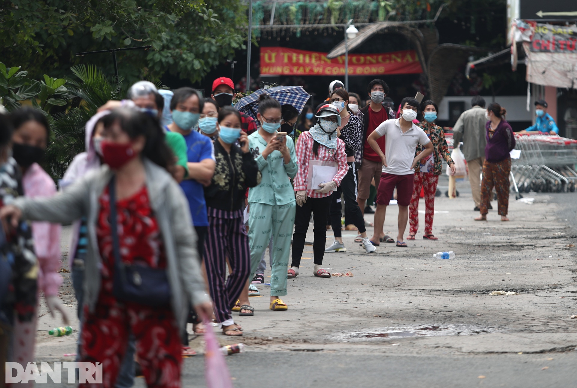 Người dân Sài Gòn lót dép, đội nắng nhiều giờ liền để giữ chỗ vào siêu thị - 12 Người dân Sài Gòn lót dép, đội nắng nhiều giờ liền để giữ chỗ vào siêu thị - 12