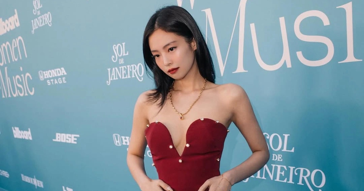 Jennie mặc váy xẻ ngực sâu, chiếm trọn tâm điểm ở giải Billboard