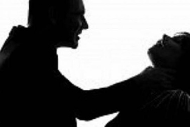 Nghi vợ ngoại tình, chồng siết cổ vợ đến chết rồi tự thú