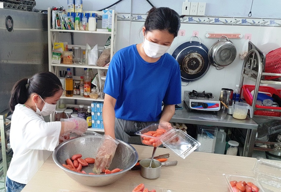 Cô giáo mầm non làm bánh mì tí hon… thu hút thực khách nhí - 2 Cô giáo mầm non làm bánh mì tí hon… thu hút thực khách nhí - 2