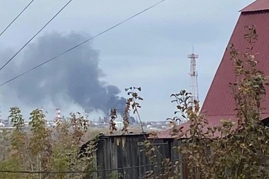 Ukraine dồn dập tấn công cơ sở lọc dầu lớn nằm sâu trong lãnh thổ Nga