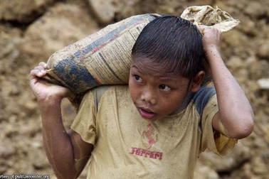 Dân Trung Quốc kéo cả lao động trẻ em đi đào vàng trái phép