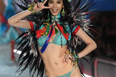 Siêu mẫu Victoria's Secret phủ nhận mang bầu với “thiếu gia sòng bạc”