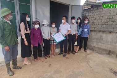 Trao quà Nhân ái tới gia đình có 4 người bị "trời đày"