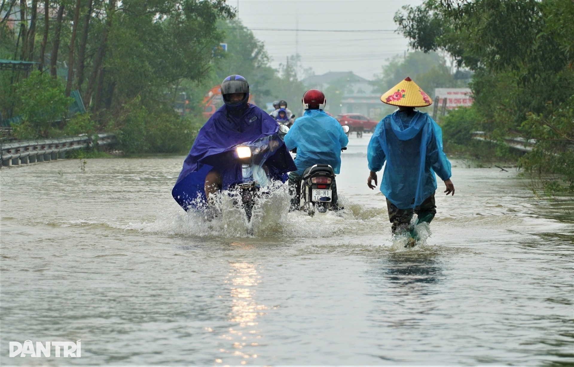 Nhiều tuyến đường ở Hà Tĩnh ngập nước lũ, tài xế ô tô chật vật xoay xở  - 9