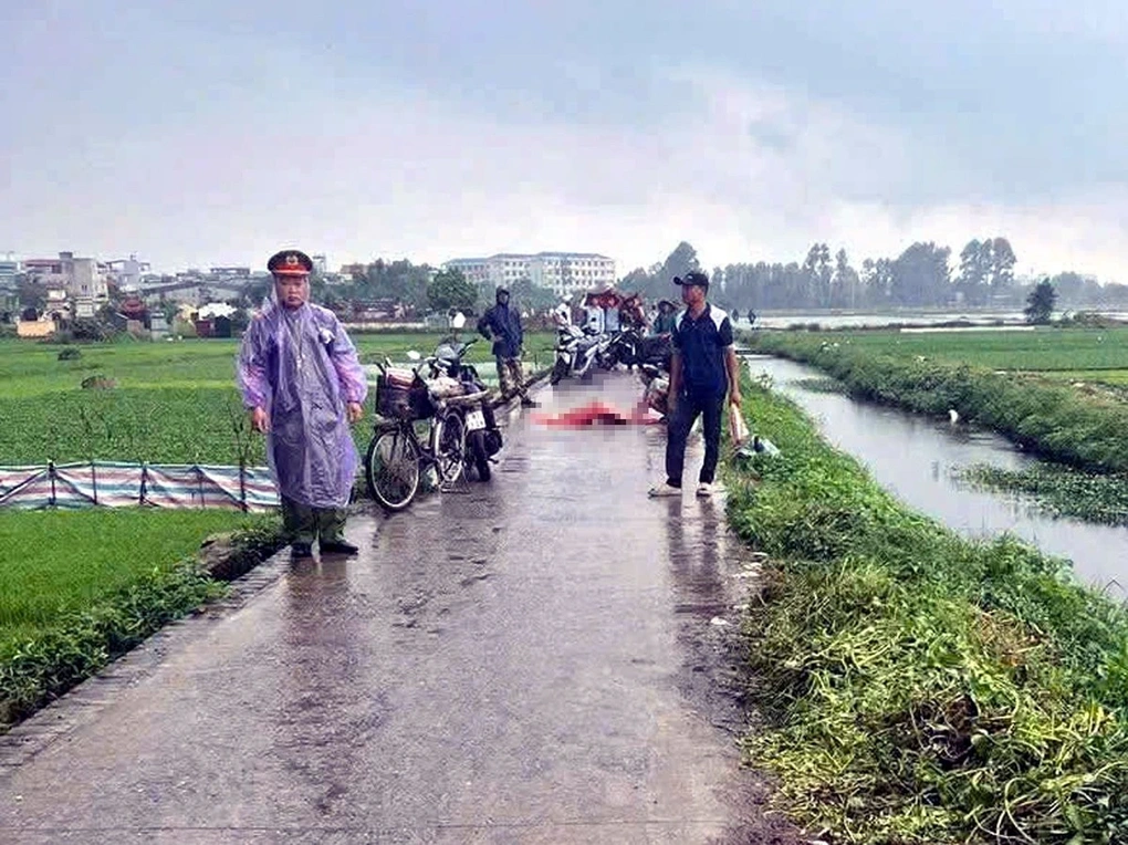 Hà Nội: Sét đánh nhà dân, người đi đường thót tim kể khoảnh khắc tóe lửa - 2 Hà Nội: Sét đánh nhà dân, người đi đường thót tim kể khoảnh khắc tóe lửa - 2