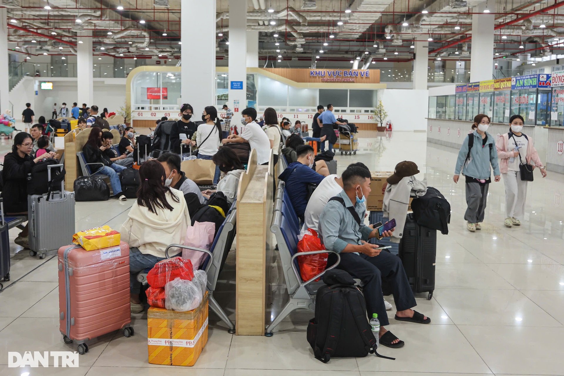 Người dân phấn khởi xách vali lên tàu Metro số 1 để ra bến xe về quê ăn Tết - 9 Người dân phấn khởi xách vali lên tàu Metro số 1 để ra bến xe về quê ăn Tết - 9
